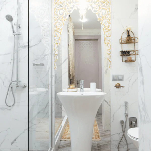 Ein Badezimmer im modernen Glamour-Stil - wie dekoriert man es?