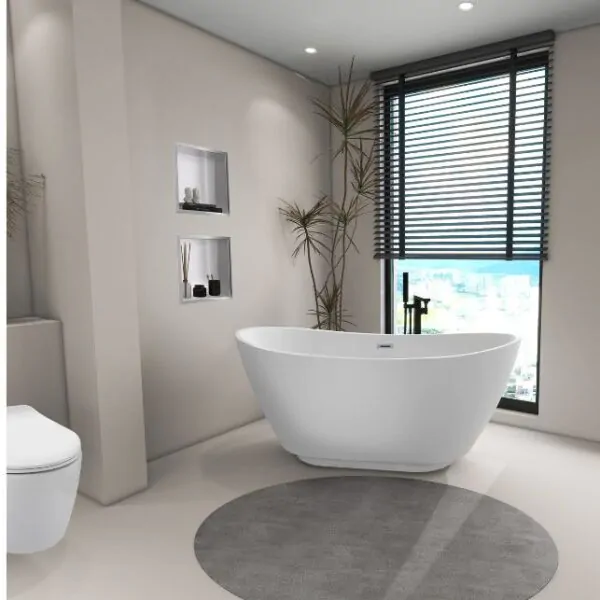 Wie dekoriert man ein minimalistisches Badezimmer mit einer freistehenden Badewanne?